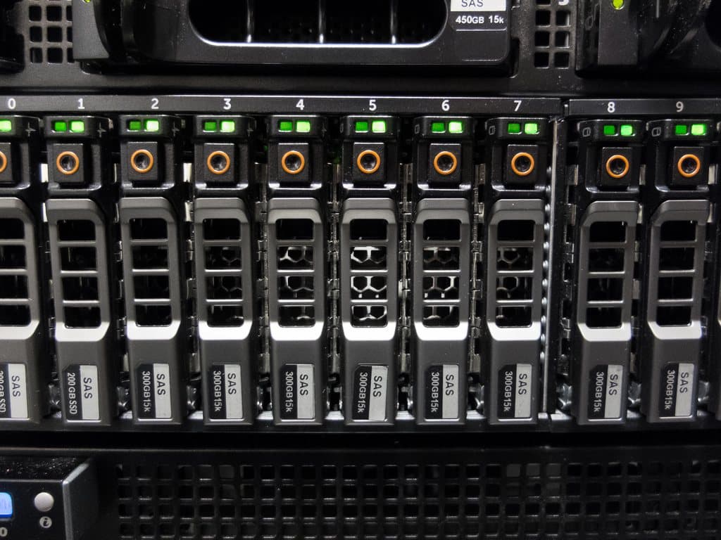 Rows of storage servers in a data centre rack
