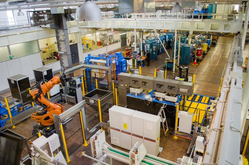 Automated production hall with industrial robots and material flows